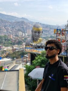 Graffitour- Comuna 13- Caminando con Nando