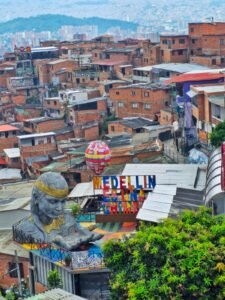 Graffitour Comuna 13- Caminando con Nando