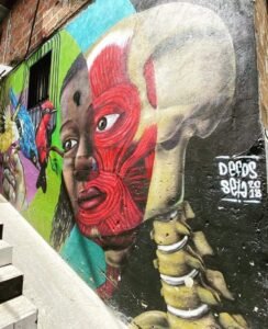 Graffitour Comuna 13- Caminando con Nando