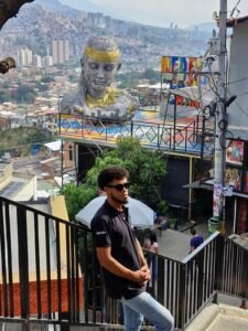 Graffitour- Comuna 13- Caminando con Nando