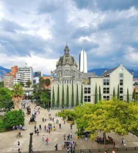 Plza Botero Caminando con Nando