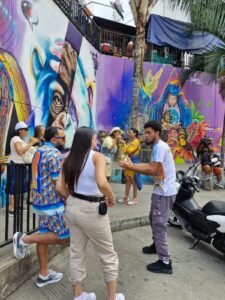 Graffitour- Comuna 13- Caminando con Nando