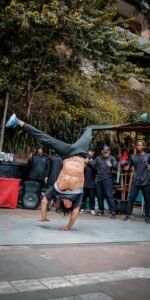 Graffitour- Comuna 13- Caminando con Nando