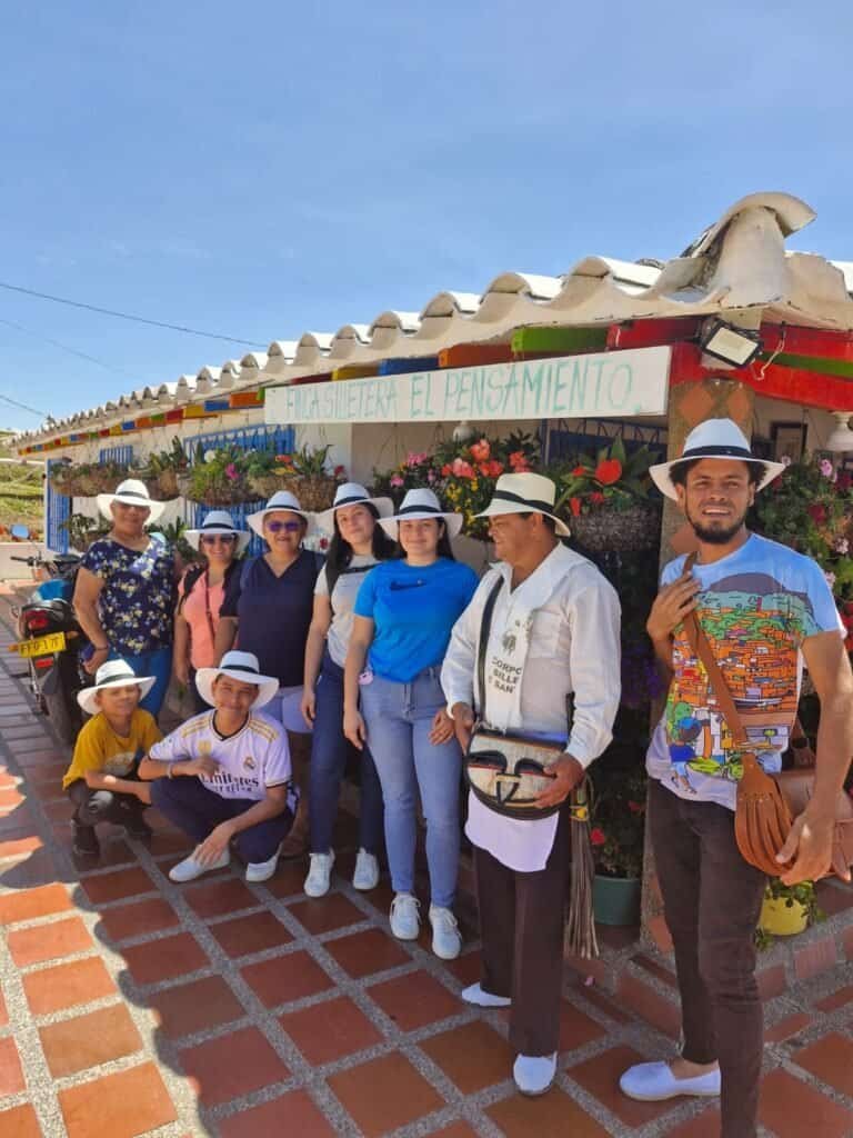 Disfrutando un momento de tradición en Caminando con Nando en Colombia.