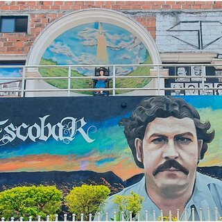 Hermosa vista de la pintura mural de Nando en Caminando con Nando, con paisaje y cielo colorido en el fondo.