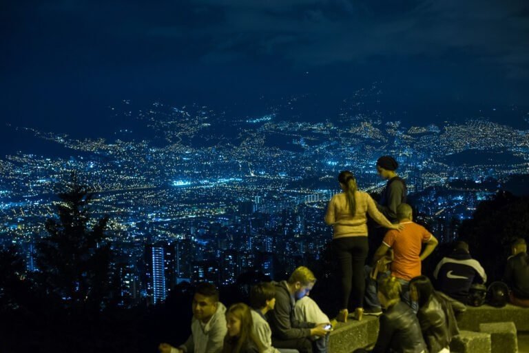 Vistas nocturnas de la ciudad desde un mirador en caminando con Nando en Colombia.