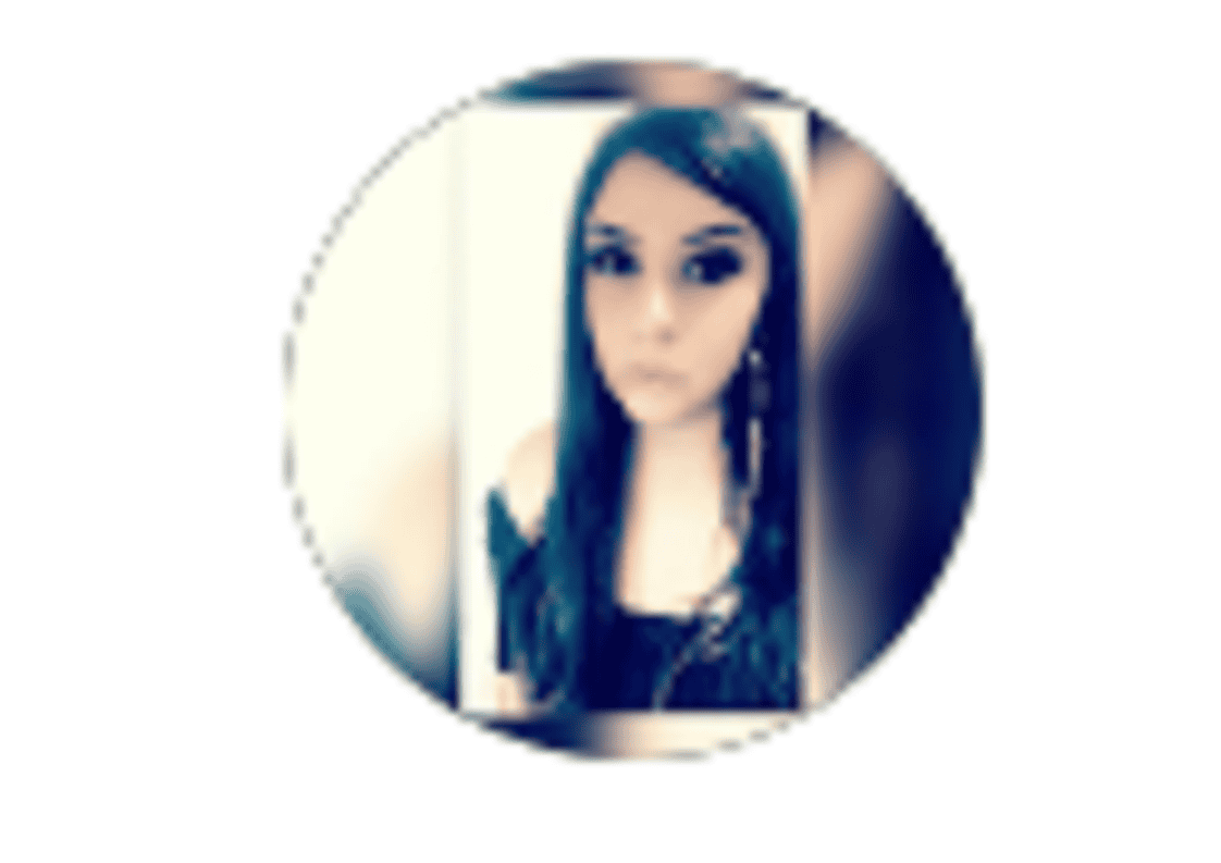 Bonita mujer caminando con Nando en un entorno natural, disfrutando de paseos y compañía.