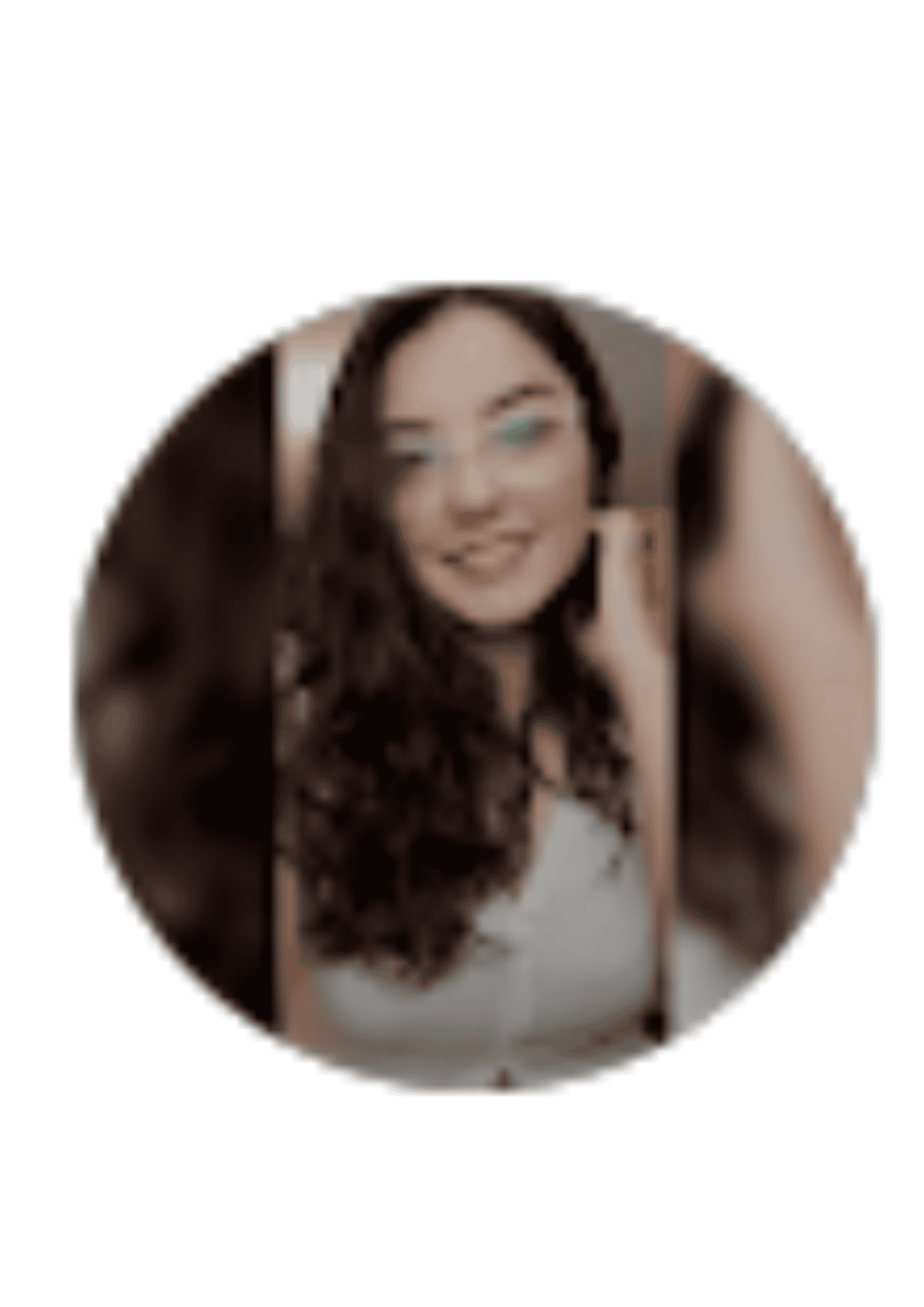 Disfrutando de una videollamada, mujer sonriendo en estilo casual, luz suave, fondo desenfocado.