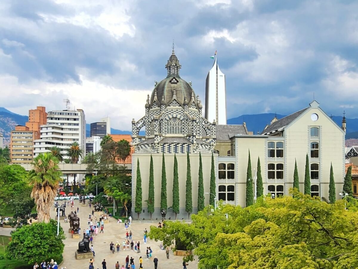 Plza Botero Caminando con Nando